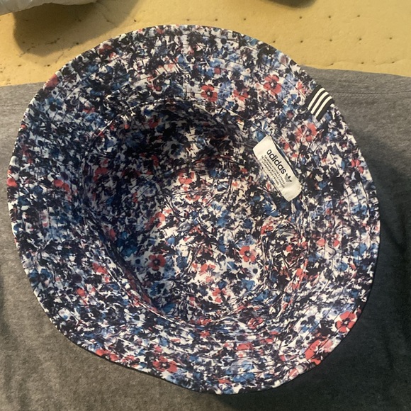 Unisex Adidas bucket Hat - Picture 2 of 2